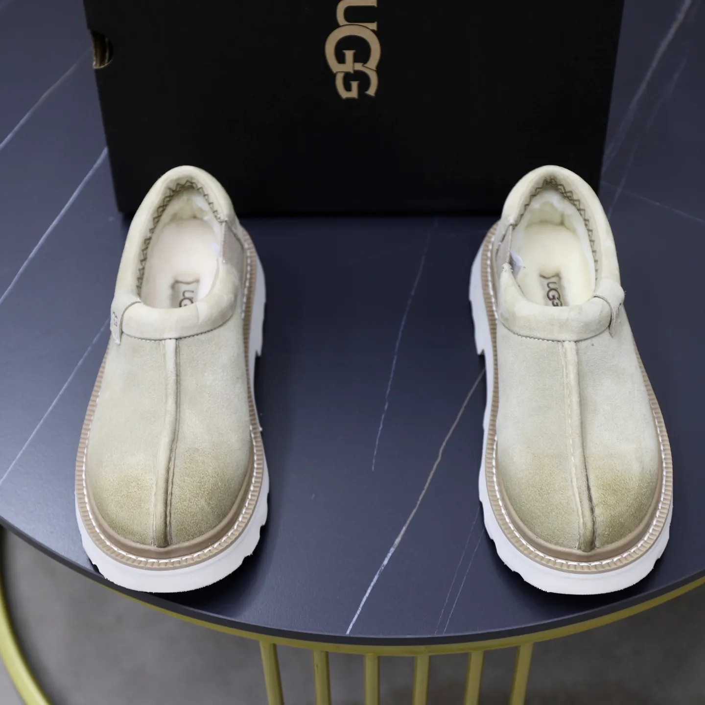 Ex-factory price: 580💰Thick wool imported from Australia Brand: UGG genuine purchasing agent Size: 39-45 Grade: Official website 1:1 Material: First layer of genuine leather waterproof and antifreeze upper Real wool lining Original non-slip soft wear-resistant outsole Style category: Men's casual shoes Trendy style Comfortable on the feet Color: Official website color synchronization